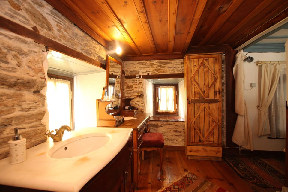 Double Room | Bathroom sink