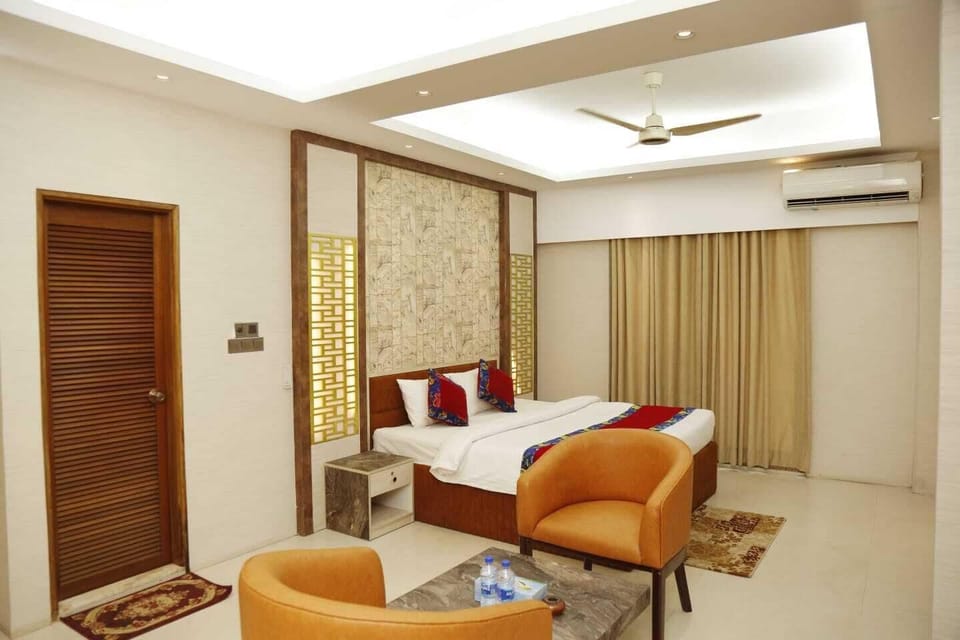 Executive Suite | In-room safe, laptop workspace, blackout drapes, soundproofing