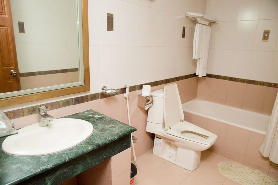 Combined shower/tub, hydromassage showerhead, free toiletries, slippers