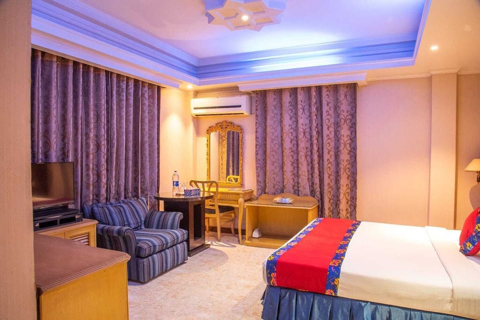Executive Suite | In-room safe, laptop workspace, blackout drapes, soundproofing