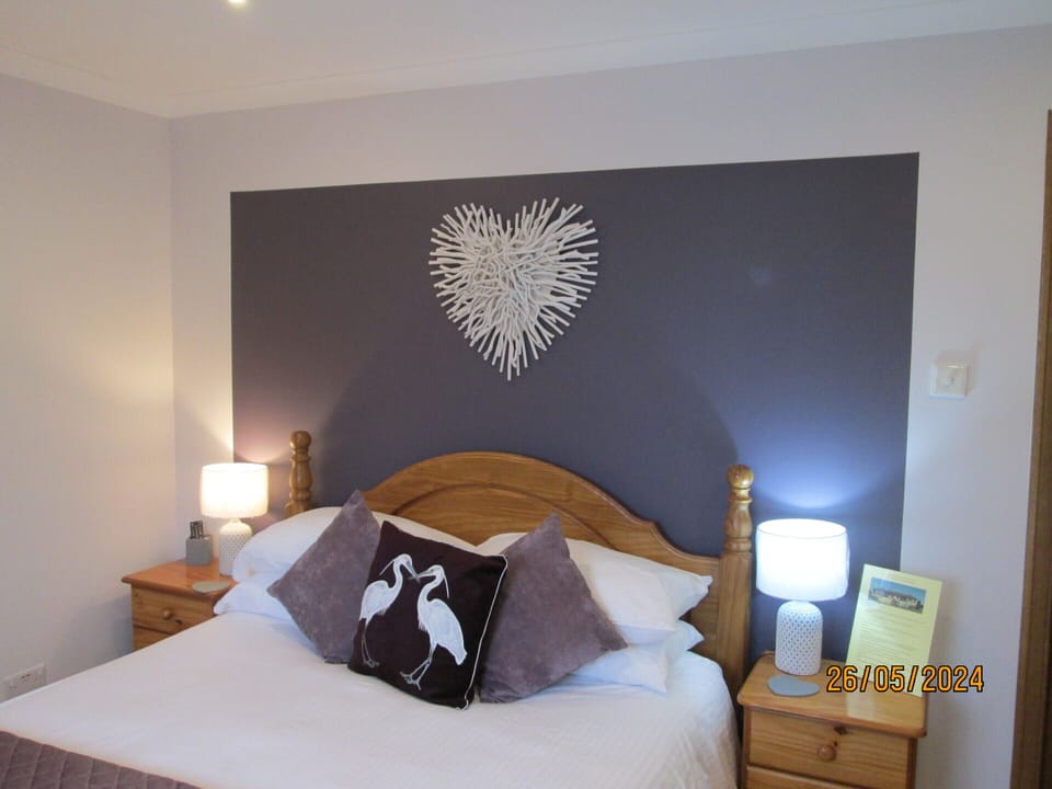 Standard Double Room, Ensuite, Garden View (Bedroom 1 KS)