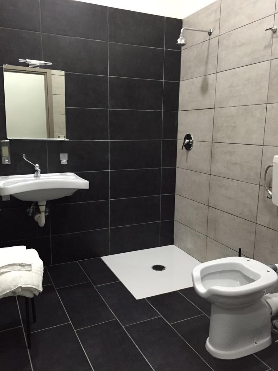 Shower, rainfall showerhead, free toiletries, hair dryer