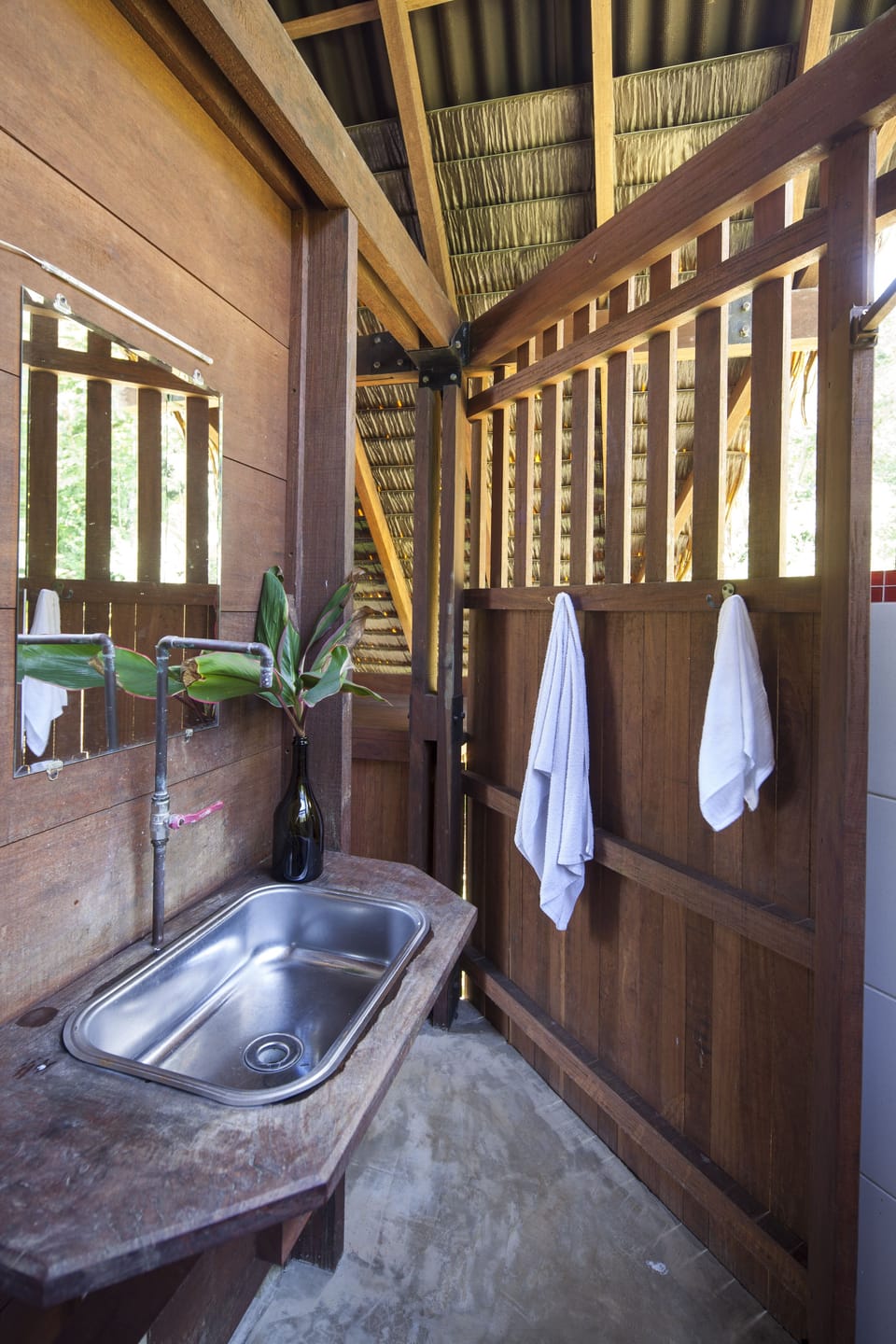 Shower, rainfall showerhead, free toiletries, towels