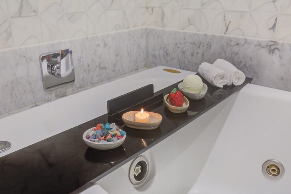 Premium Suite | Bathroom | Shower, rainfall showerhead, hair dryer, towels