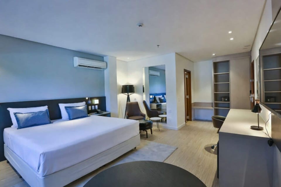 Deluxe Room, 1 King Bed | Minibar, in-room safe, blackout drapes, soundproofing