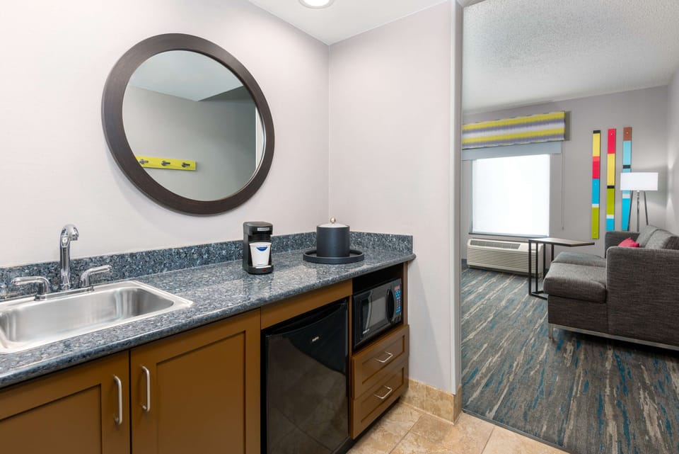 Studio Suite, 1 King Bed | In-room safe, desk, iron/ironing board, cribs (free)