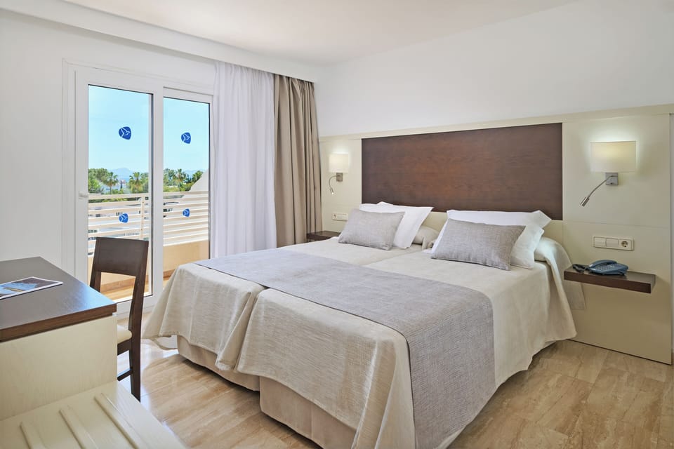 Premium bedding, desk, free cribs/infant beds, free WiFi