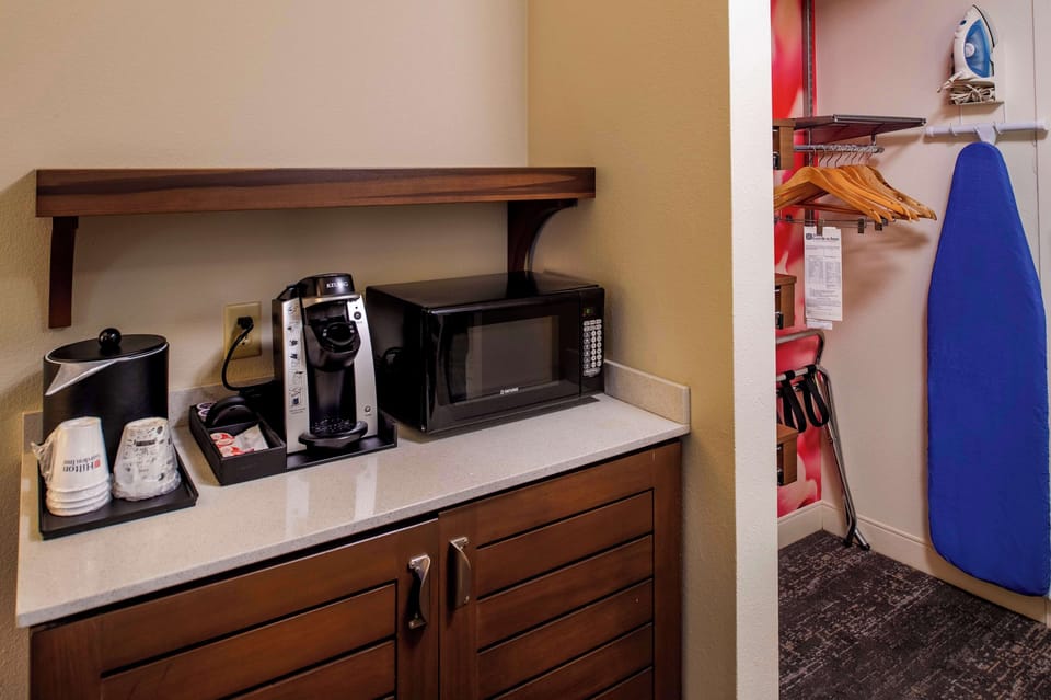 Pillowtop beds, in-room safe, desk, blackout drapes