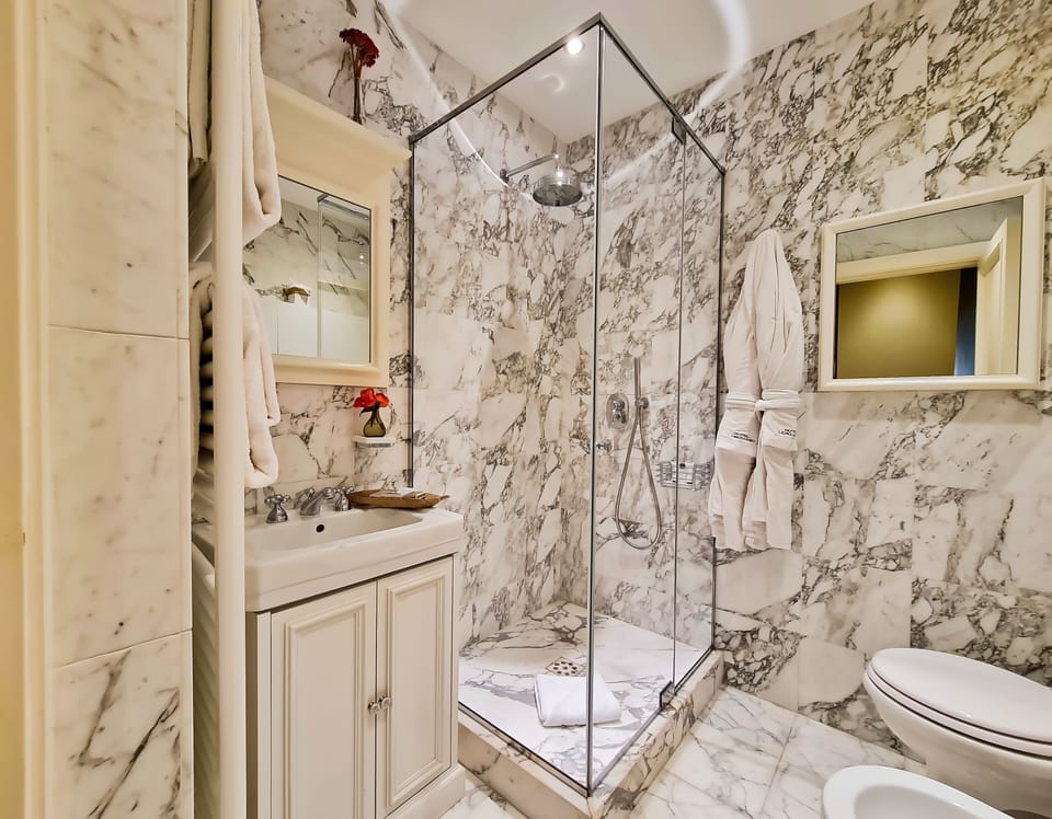 Deluxe Apartment - annex building | Bathroom | Combined shower/tub, free toiletries, hair dryer, bathrobes