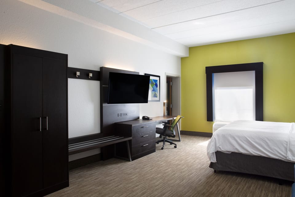 Standard Room, 1 King Bed with Sofa bed | In-room safe, desk, laptop workspace, iron/ironing board