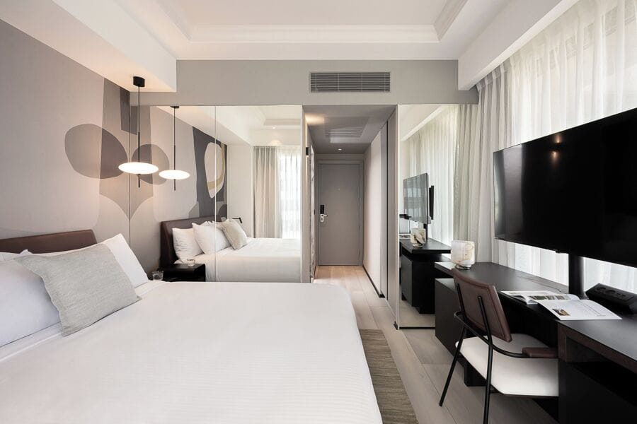 Deluxe Room | Minibar, in-room safe, desk, blackout drapes