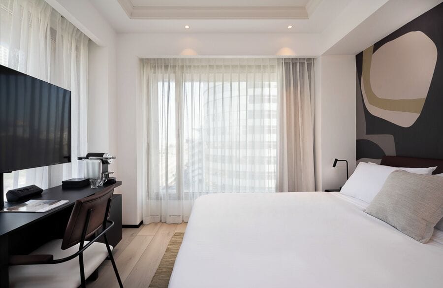 Deluxe Room | Minibar, in-room safe, desk, blackout drapes
