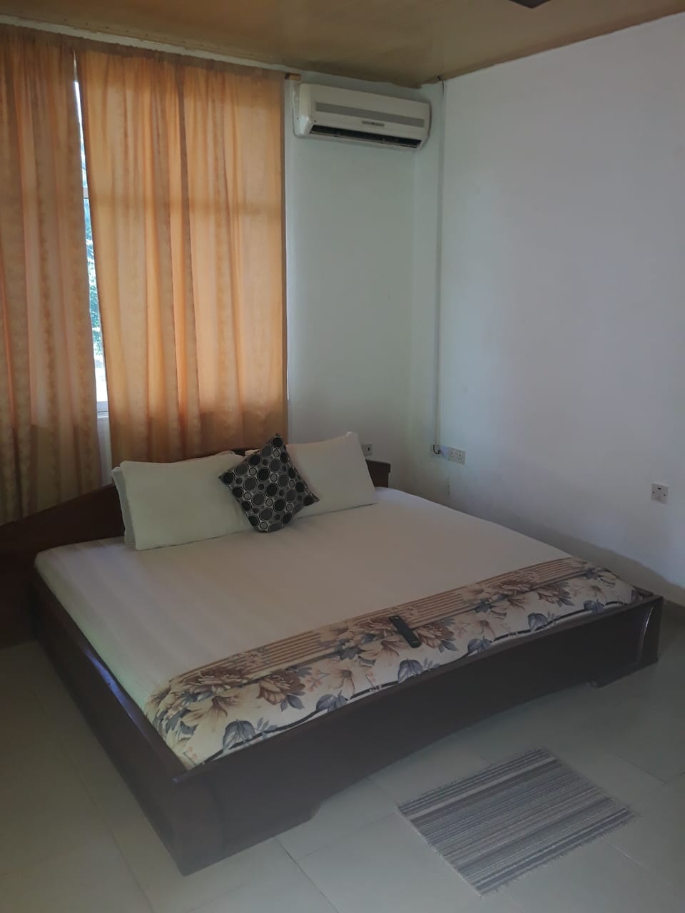 Basic Double Room, 1 Double Bed, Non Smoking | Minibar, desk, soundproofing, iron/ironing board (on request)