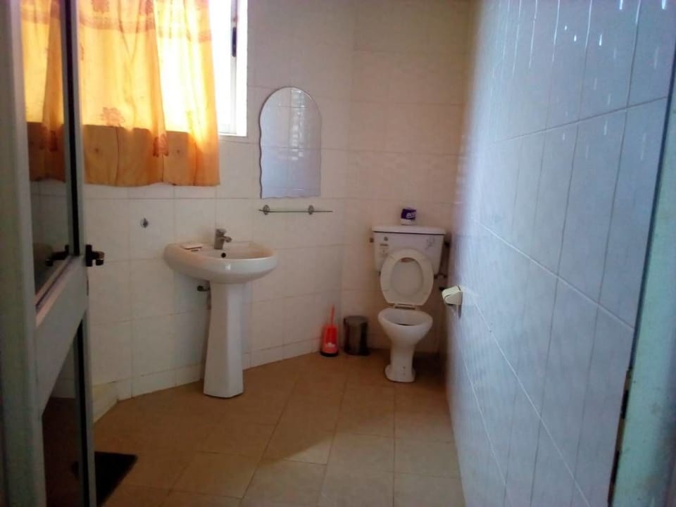 Basic Double Room, 1 Double Bed, Non Smoking | Bathroom | Shower, rainfall showerhead, slippers, bidet