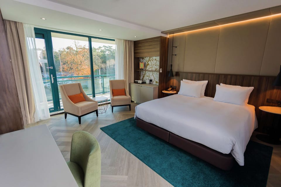 Premium bedding, in-room safe, desk, laptop workspace