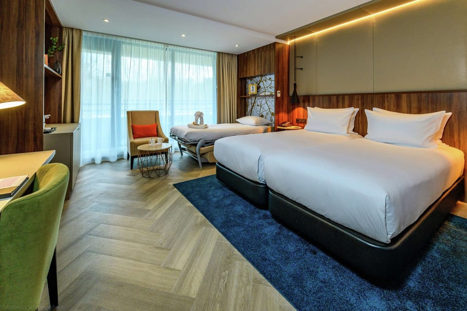 Premium bedding, in-room safe, desk, laptop workspace