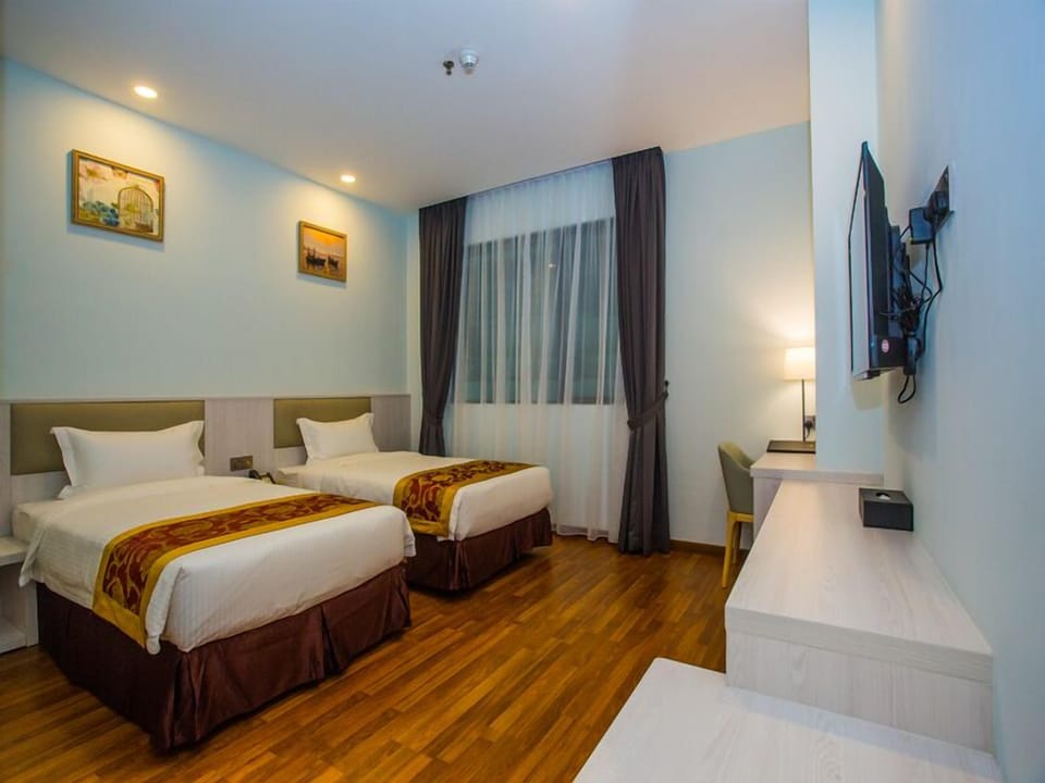 Standard Double Room, 1 Queen Bed | In-room safe, desk, soundproofing, iron/ironing board