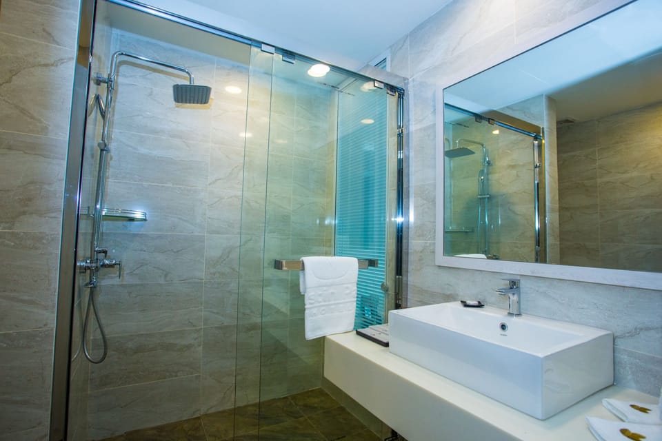 Shower, rainfall showerhead, free toiletries, hair dryer