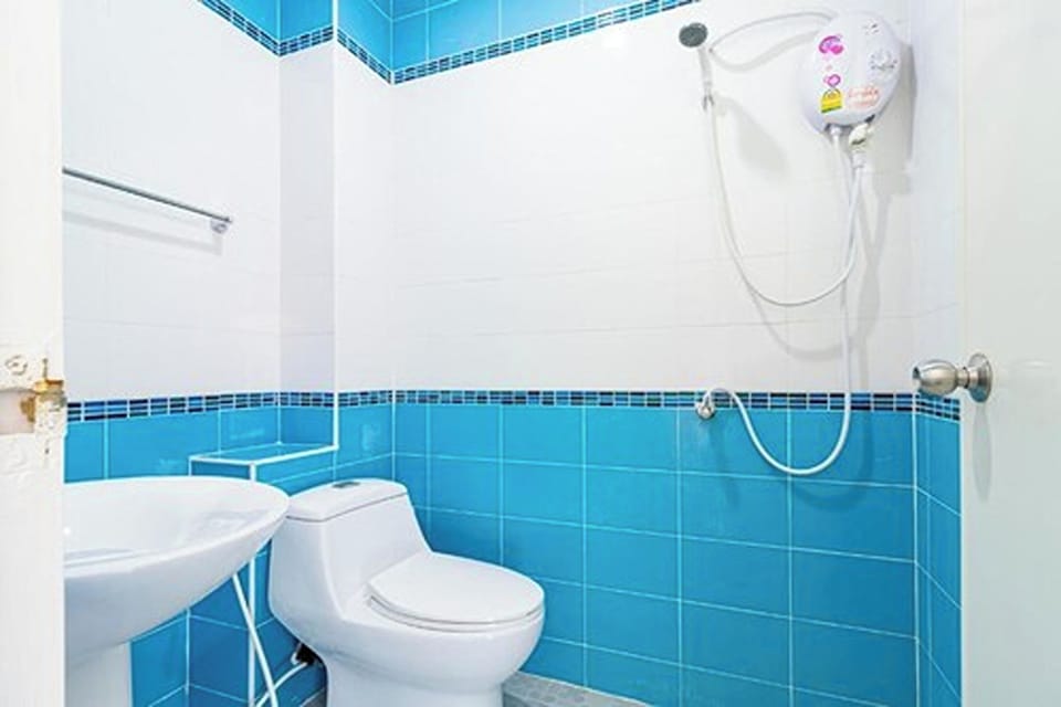 Shower, free toiletries, towels