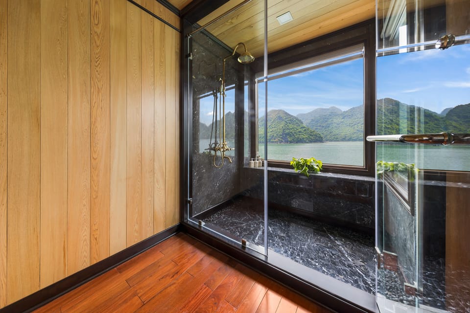 Queen Regent Suite | Bathroom | Combined shower/tub, deep soaking tub, free toiletries, hair dryer