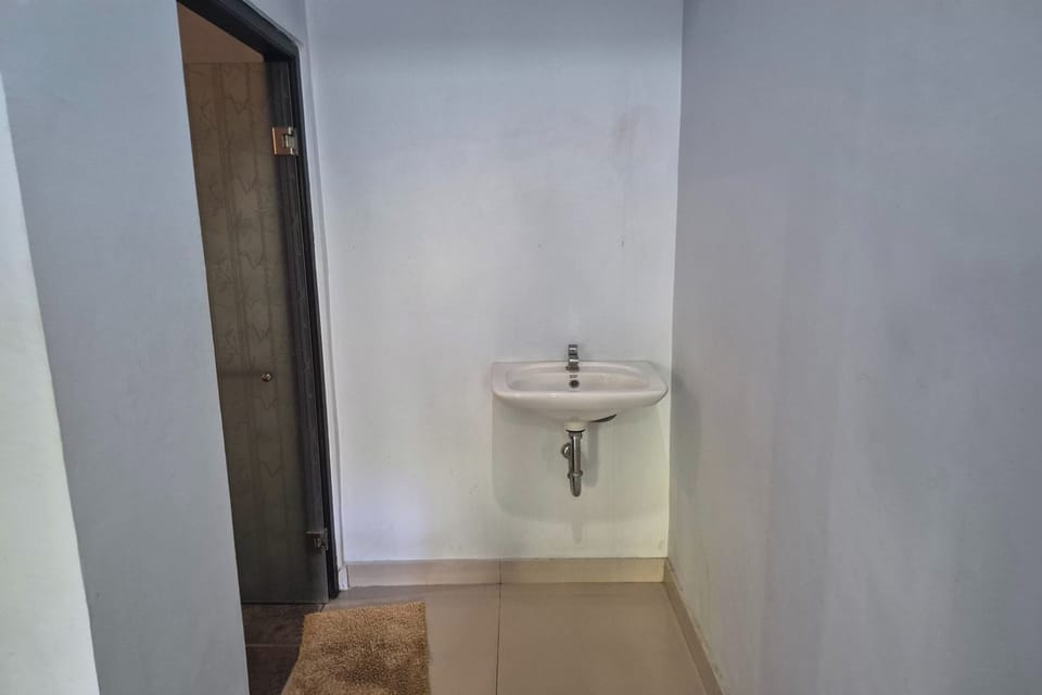 Twin Room | Desk, iron/ironing board (on request), WiFi (free), bed sheets