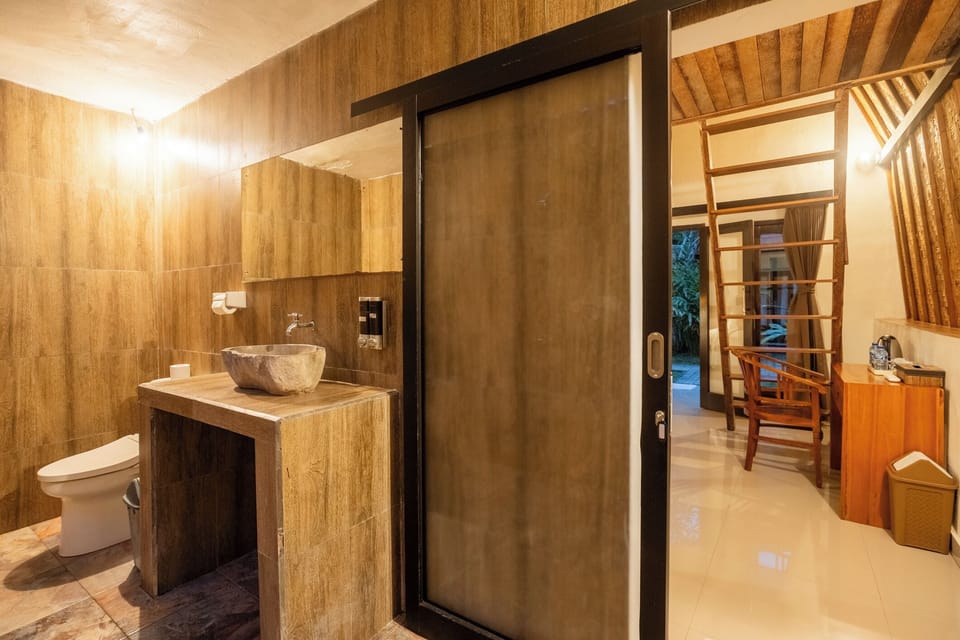 Family Room | Bathroom | Shower, free toiletries, towels