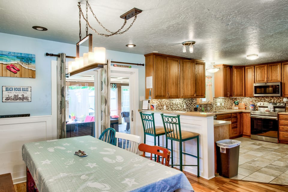 Kitchen and dining room combo - plus breakfast bar seating for 2