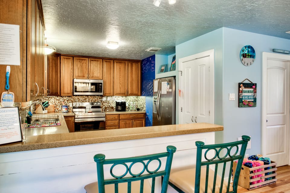 Large, well stocked kitchen with stainless appliances - all you need is food!