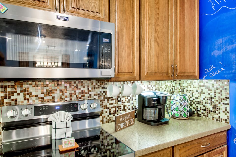 Coffee station! Keurig pot! Pods, coffee, cream, sugar... all provided! 