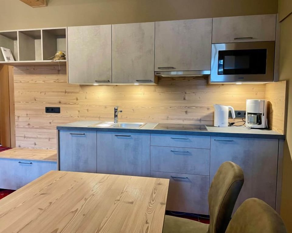 Arlen Lodge Suite | Private kitchen | Coffee/tea maker, electric kettle