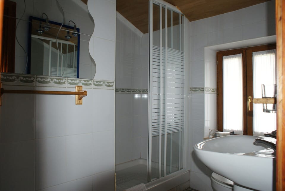 Double or Twin Room, Private Bathroom | Bathroom