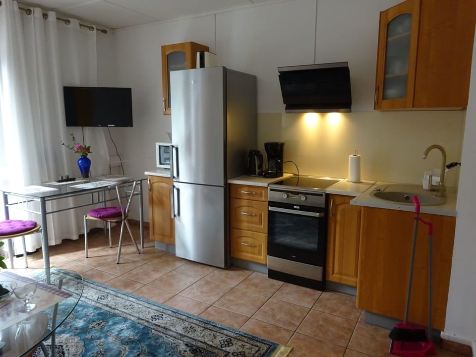 Comfort Apartment (4034) | Private kitchen | Coffee/tea maker, electric kettle, cookware/dishes/utensils