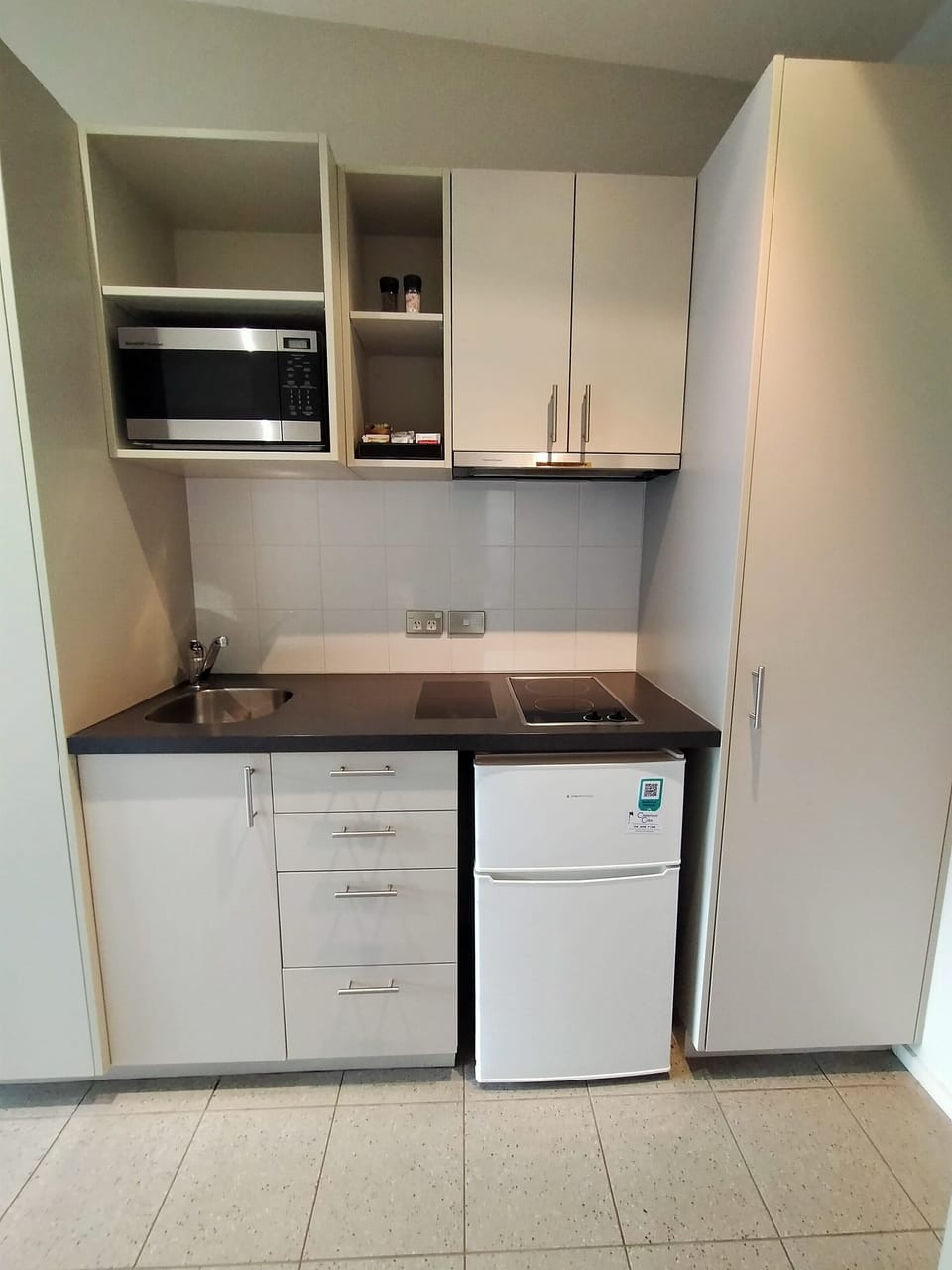 Executive Studio | Private kitchenette | Fridge, microwave, stovetop, electric kettle