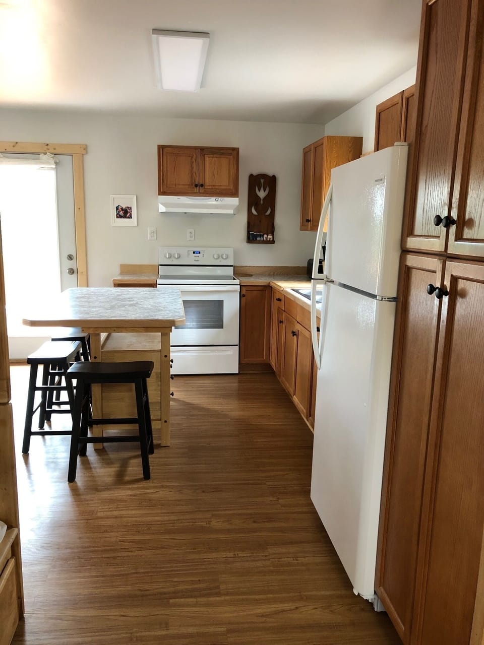 Full kitchen with breakfast bar