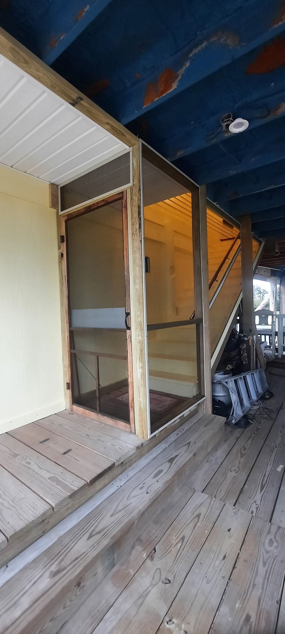 Screened Stairwell