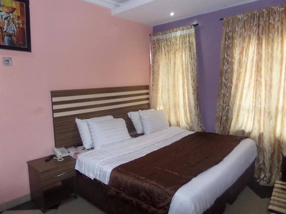 Executive Room, 1 Queen Bed, Non Smoking | In-room safe, bed sheets
