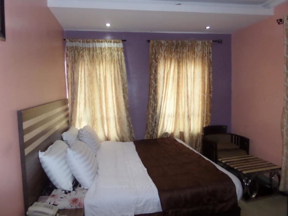 Executive Room, 1 Queen Bed, Non Smoking | In-room safe, bed sheets