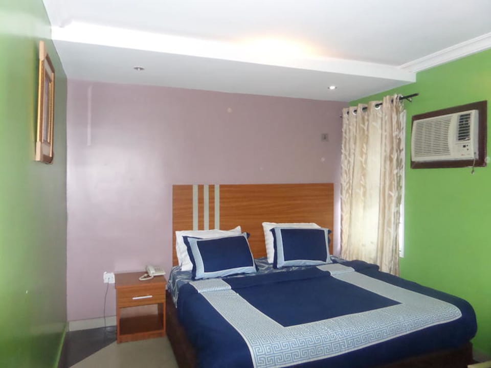 Deluxe Room, 1 Double Bed, Non Smoking | In-room safe, bed sheets
