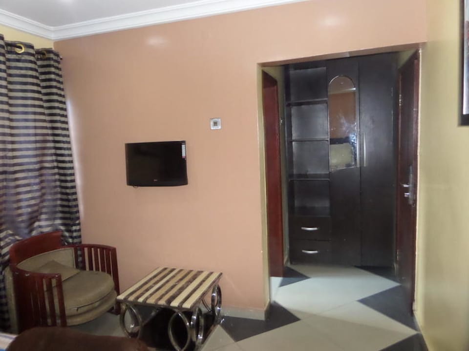 Standard Room, 1 Double Bed, Non Smoking | In-room safe, bed sheets