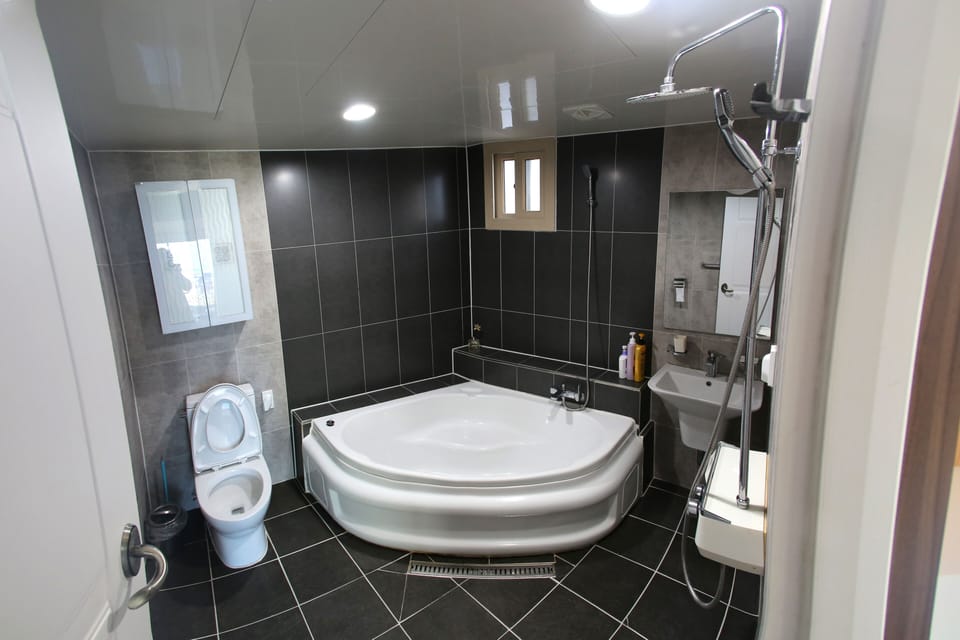 Daisy | Bathroom shower