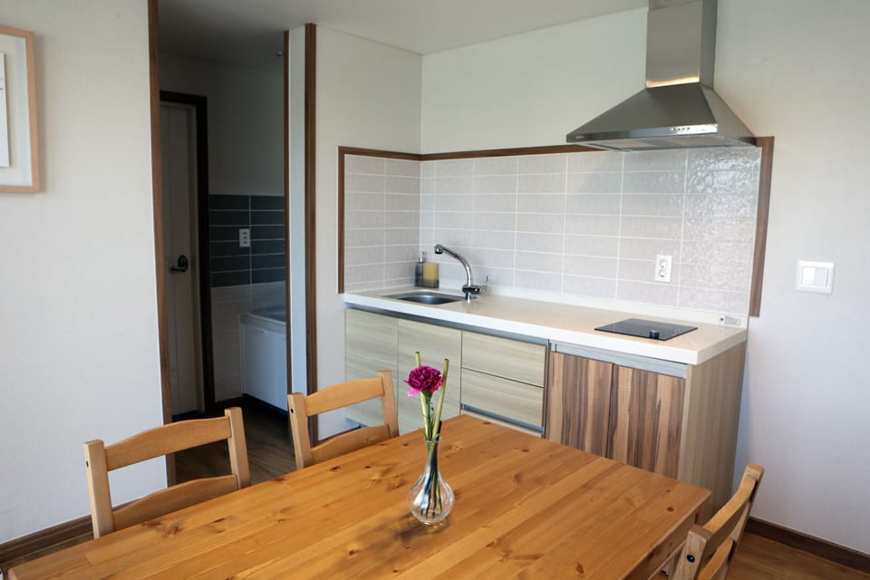 Dahlia | Private kitchenette | Fridge, microwave, stovetop, electric kettle