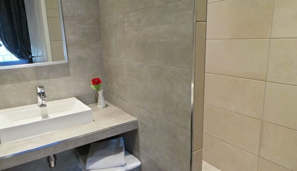 Comfort Double Room, Courtyard View | Bathroom | Shower, rainfall showerhead, free toiletries, hair dryer