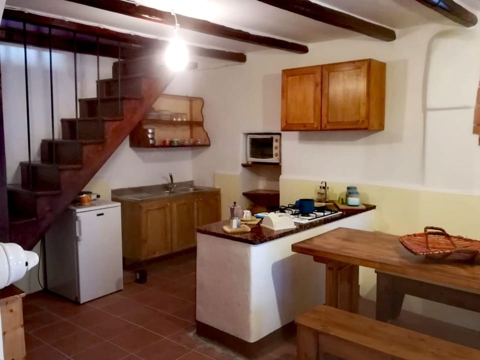 Traditional House, 1 Bedroom, Balcony | Private kitchen | Fridge, stovetop, cookware/dishes/utensils