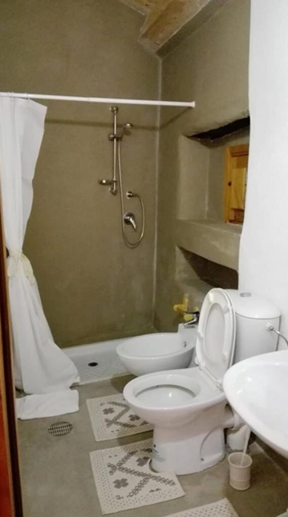 Traditional House, Multiple Beds, Non Smoking | Bathroom | Shower, hair dryer, bidet