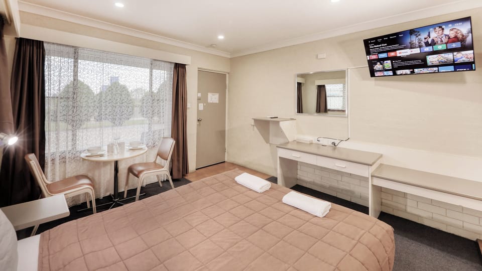 Standard Room | Minibar, laptop workspace, iron/ironing board, WiFi (free)