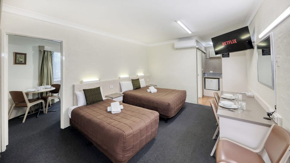 Family Suite | Minibar, laptop workspace, iron/ironing board, WiFi (free)