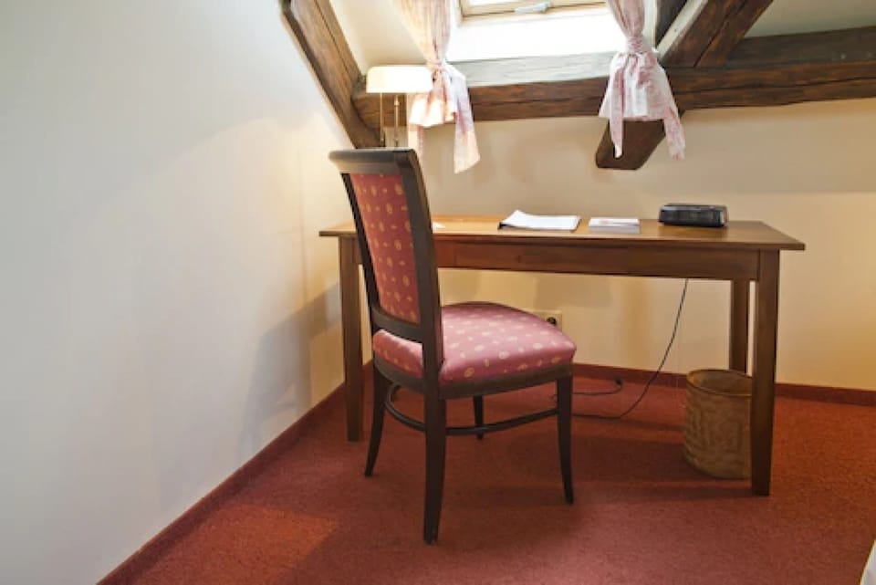 Double Room (Attic) | Living area | Table tennis, books