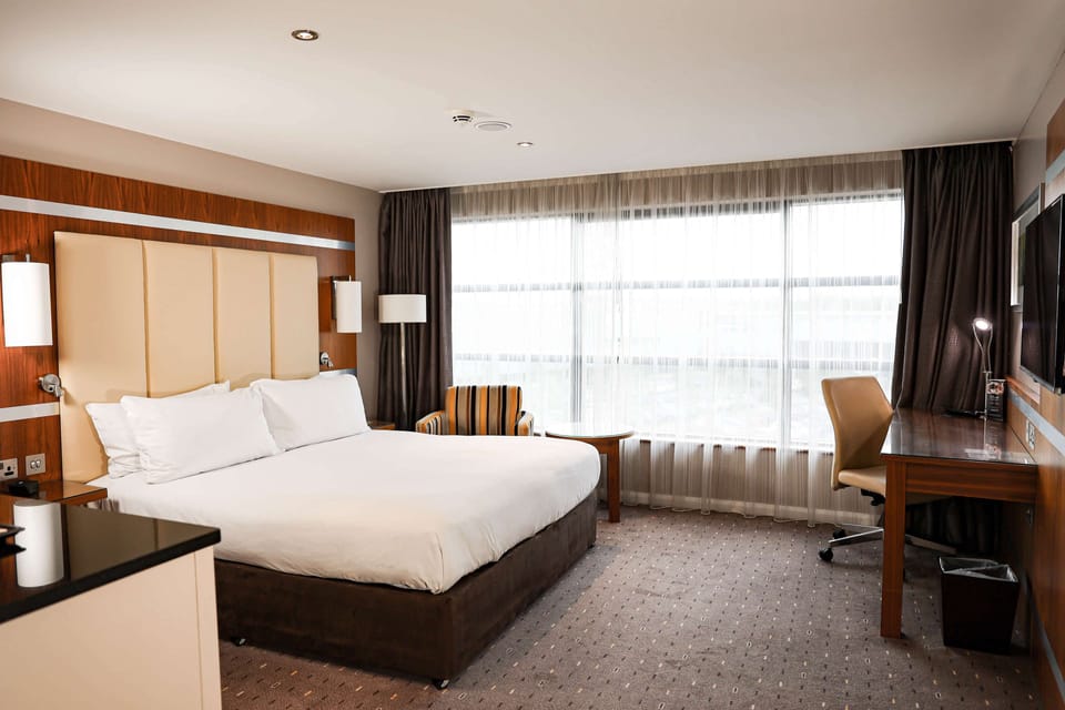 Room, 1 King Bed, City View, Corner | Hypo-allergenic bedding, in-room safe, iron/ironing board, travel crib