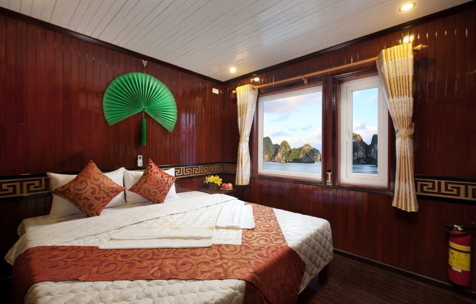 Deluxe Double or Twin Room, Ocean View | Desk, blackout drapes, bed sheets