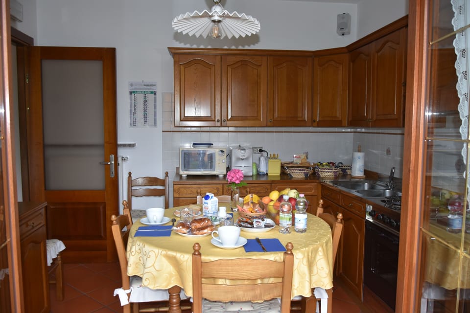 Full-size fridge, microwave, oven, stovetop